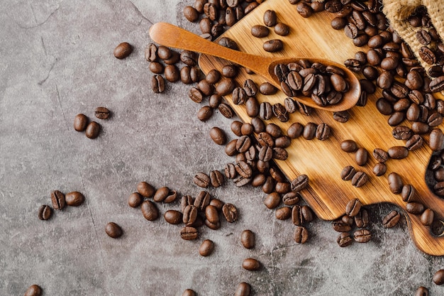 chicchi di caffè su fondo di legno