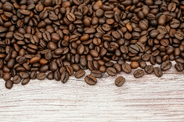 Chicchi di caffè su fondo di legno