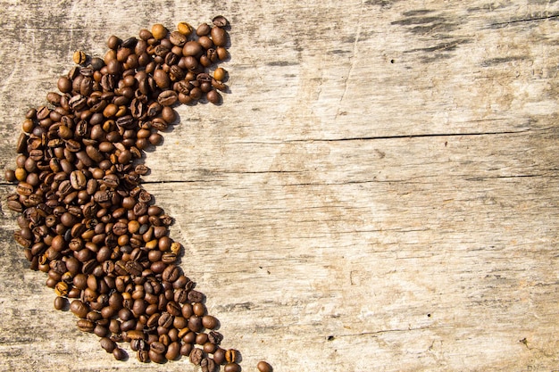 Chicchi di caffè su fondo di legno