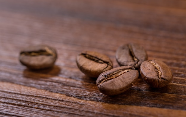 Chicchi di caffè su fondo di legno