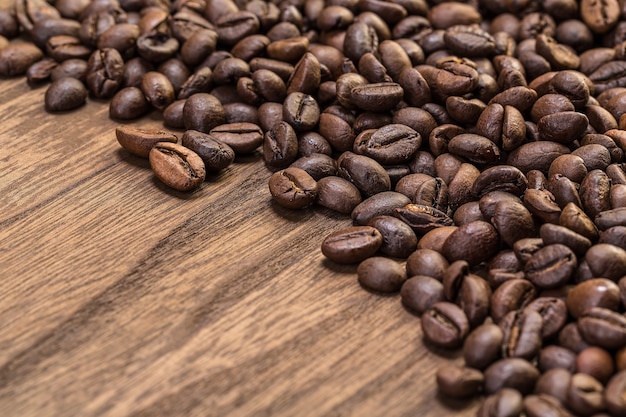 Chicchi di caffè su fondo di legno