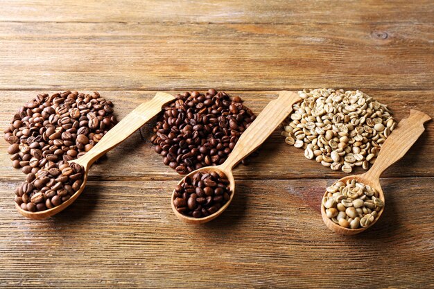 Chicchi di caffè su fondo in legno