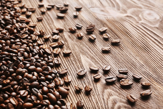 Chicchi di caffè su fondo in legno