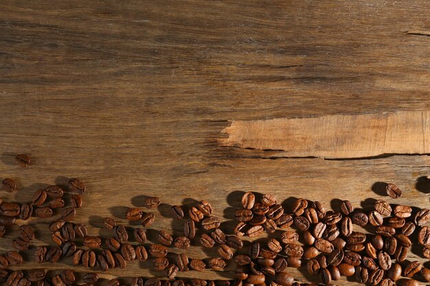 Chicchi di caffè su fondo in legno