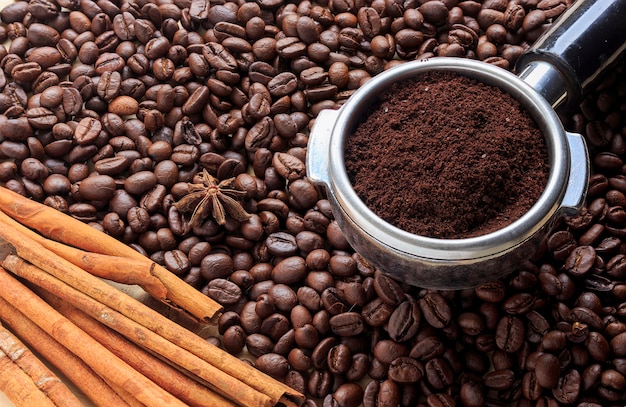 chicchi di caffè su sfondo di legno, oltre la luce