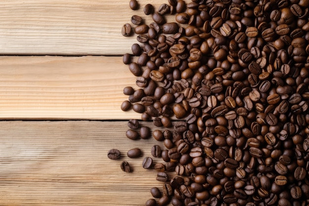 Chicchi di caffè su sfondo di legno Vista dall'alto con spazio di copia