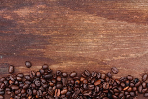 Chicchi di caffè su sfondo di legno