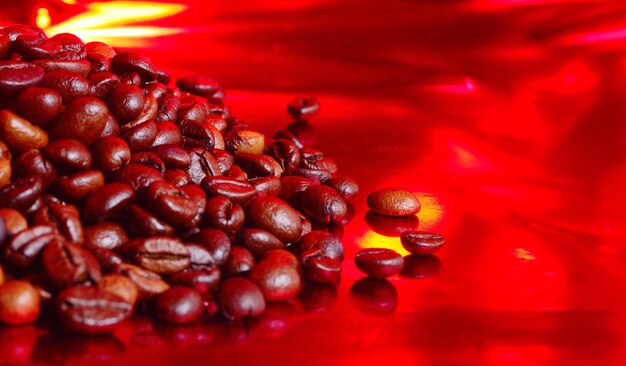 Chicchi di caffè su sfondo rosso