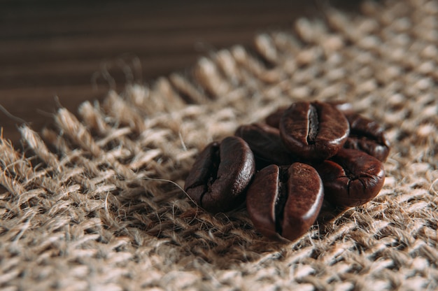 Chicchi di caffè su tela di sacco