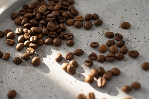 chicchi di caffè su un vassoio grigio.