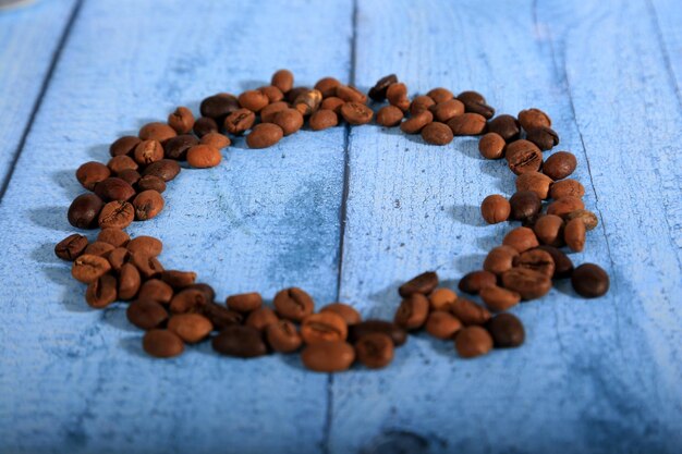 Chicchi di caffè su uno sfondo di legno blu Tonica