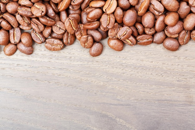 Chicchi di caffè su uno sfondo di legno. Foto ad alta risoluzione.