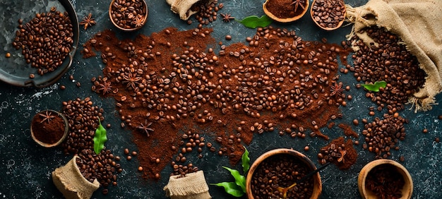 Chicchi di caffè. Su uno sfondo di legno. Vista dall'alto. Copia spazio