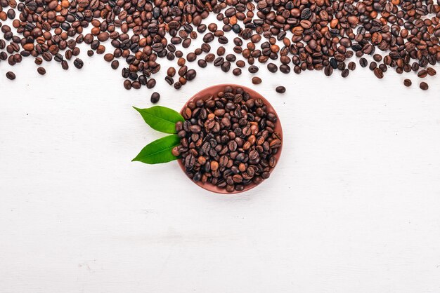 Chicchi di caffè su uno sfondo di legno Vista dall'alto Copia spazio