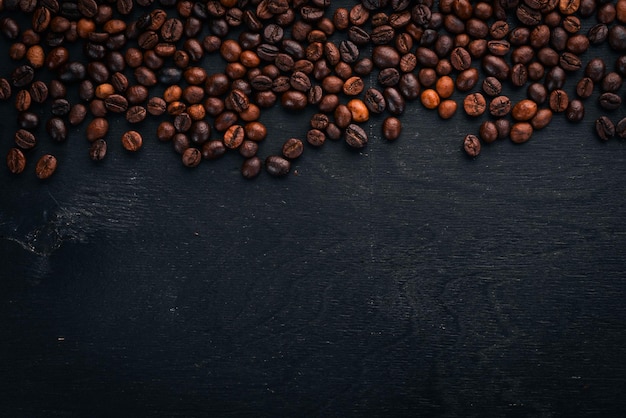 Chicchi di caffè su uno sfondo di legno Vista dall'alto Copia spazio