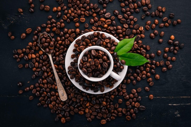 Chicchi di caffè su uno sfondo di legno Vista dall'alto Copia spazio