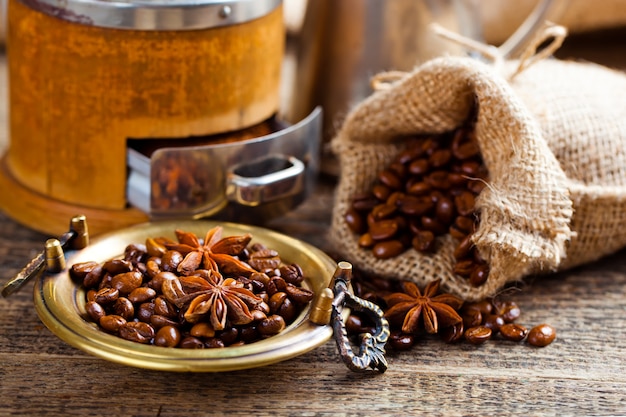 Chicchi di caffè su uno sfondo vecchio