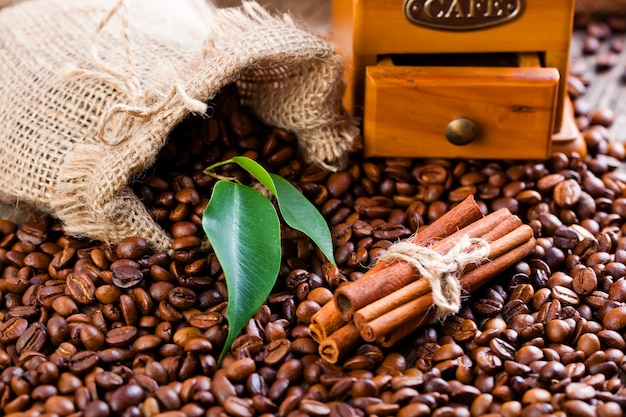 Chicchi di caffè su uno sfondo vecchio