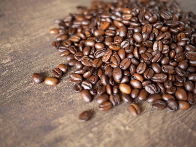 Chicchi di caffè sul fondo della tavola in legno