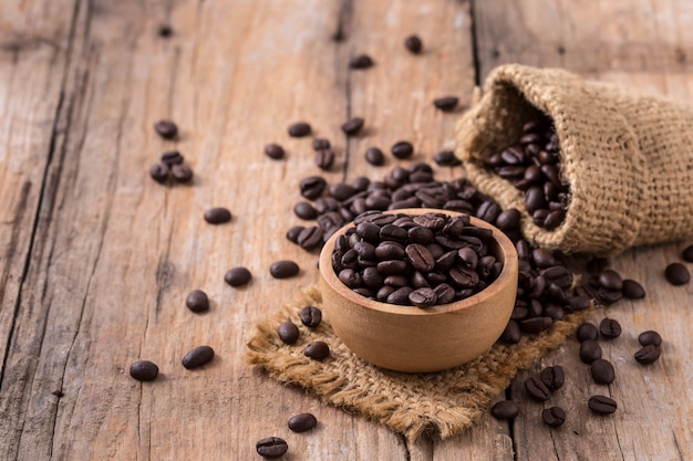 chicchi di caffè sul fondo della tavola in legno