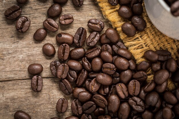 chicchi di caffè sul tavolo di legno