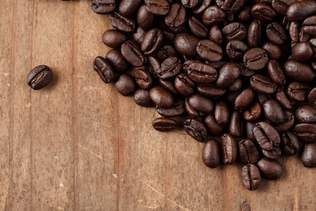 chicchi di caffè sul tavolo di legno