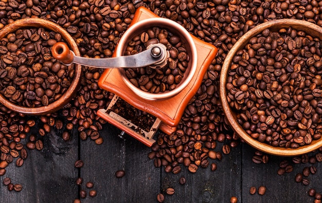 Chicchi di caffè sul tavolo di legno