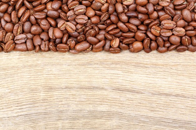 Chicchi di caffè sul vecchio tavolo di legno Vista dall'alto