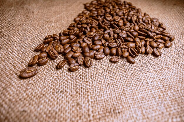 Chicchi di caffè tostati con sfondo di tela