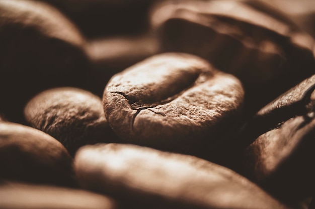 Chicchi di caffè tostati in una macro