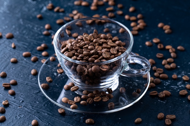 Chicchi di caffè tostati in una tazza