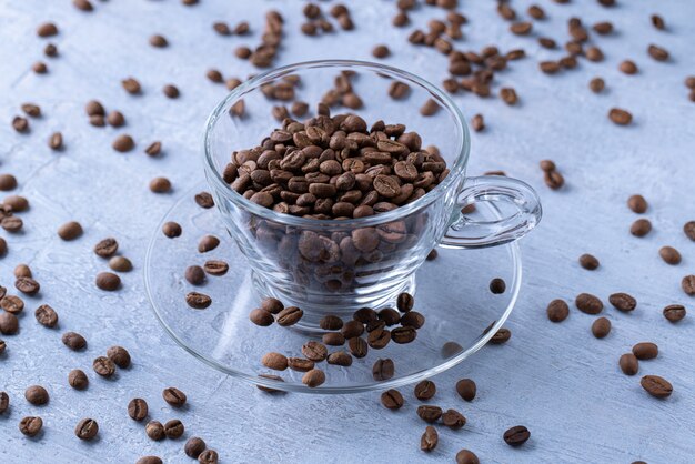 Chicchi di caffè tostati in una tazza