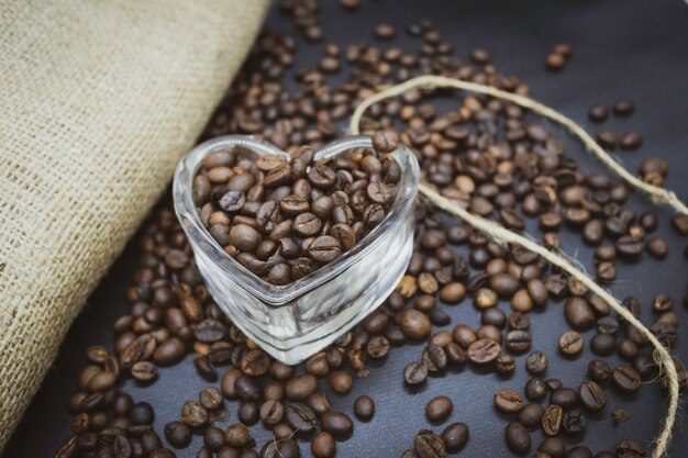 Chicchi di caffè tostati in vetro a forma di cuore