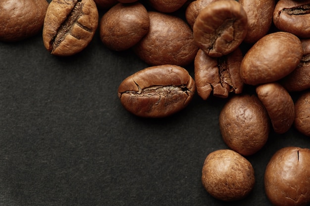 Chicchi di caffè tostati isolati