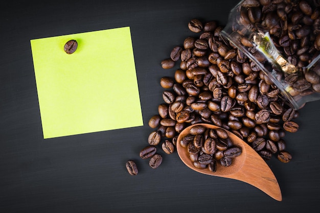 Chicchi di caffè tostati per lo sfondo Spazio per la copia dell'immagine per aggiungere testo