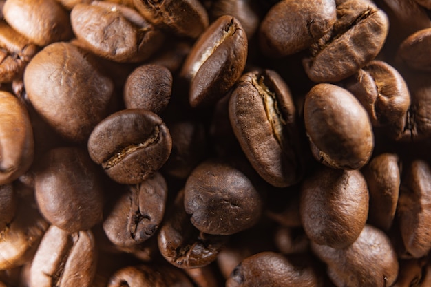 Chicchi di caffè tostati, possono essere utilizzati come sfondo. Macro di struttura dei chicchi di caffè.