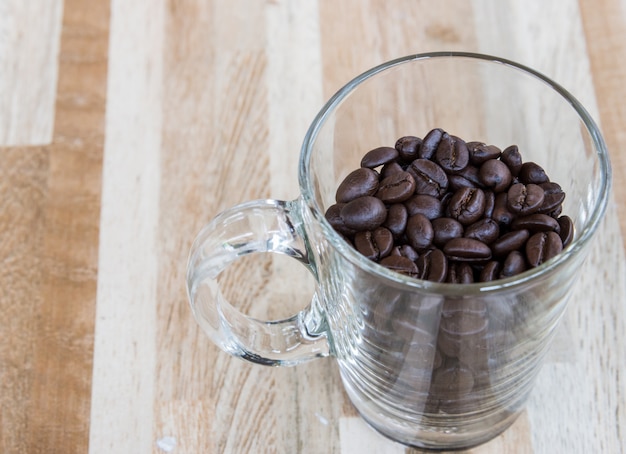 Chicchi di caffè tostati scuri.