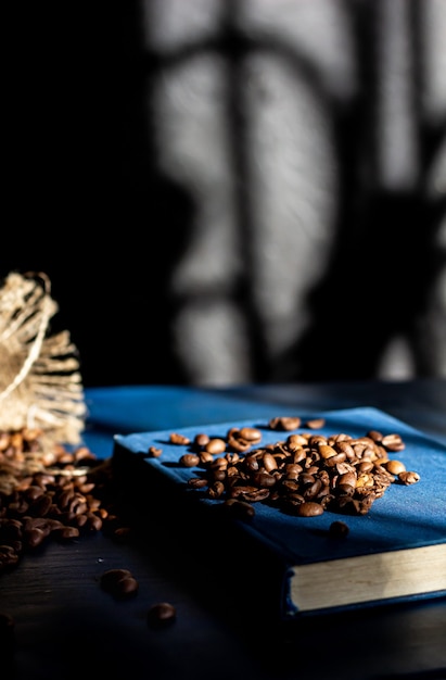 Chicchi di caffè tostati su sfondo blu navy