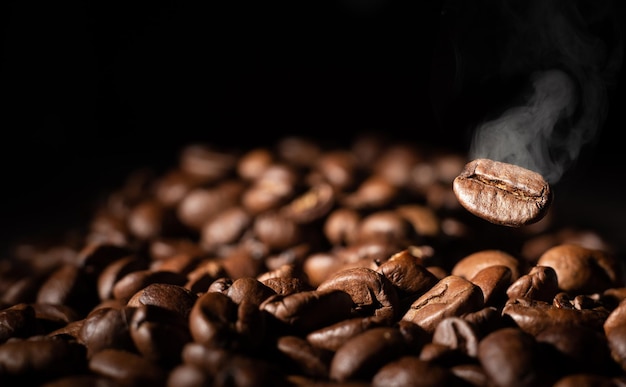 Chicchi di caffè tostati su sfondo grigio, primo piano