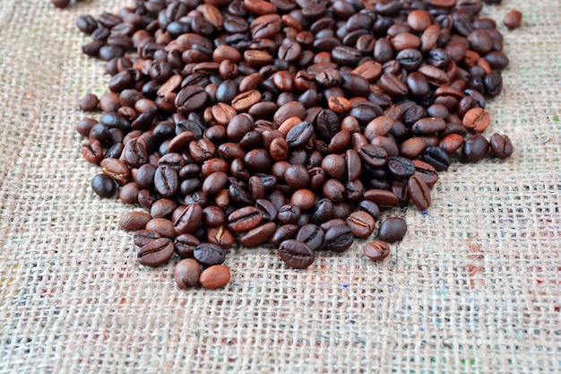 chicchi di caffè tostato aromatico si trovano su tela