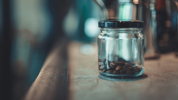 Chicchi di caffè tostato in barattolo di vetro