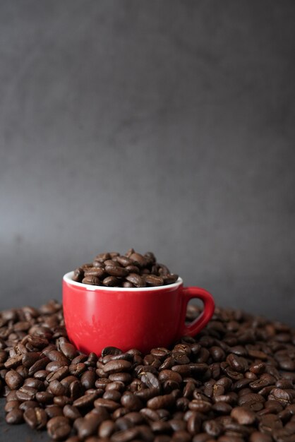 chicchi di caffè tostato marrone e tazza di caffè