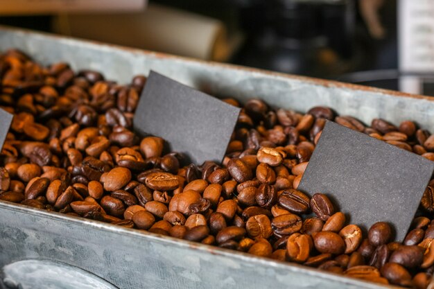 Chicchi di caffè tostato scuro nel vassoio