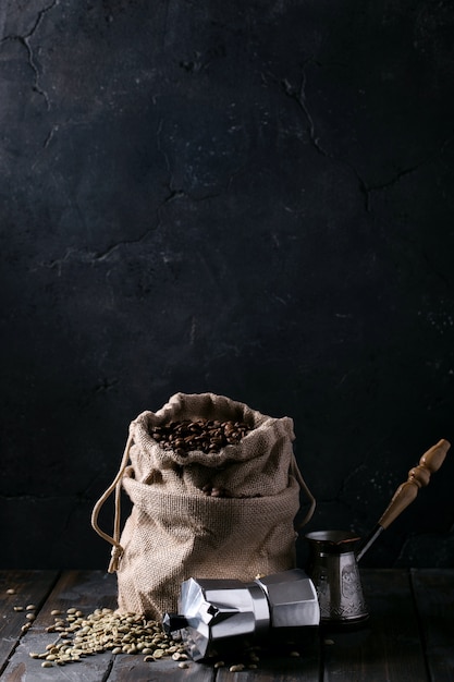 Chicchi di caffè verdi e tostati