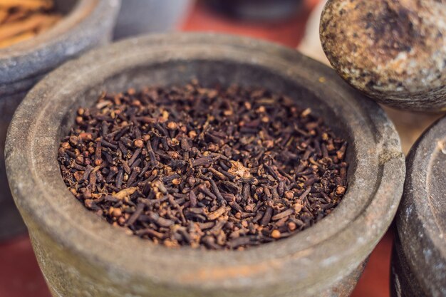 Chicchi di garofano, erbe medicinali a base di erbe, chicchi di garofano secchi in un piatto