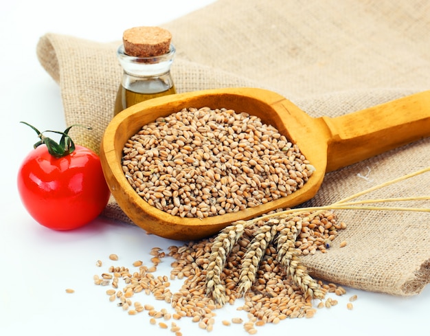 Chicchi di grano con pane sul tavolo