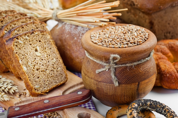 Chicchi di grano e pane su uno sfondo bianco