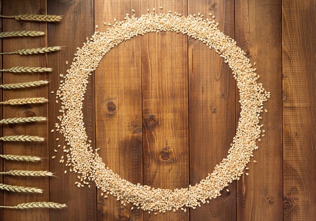 Chicchi di grano su fondo di legno, vista dall'alto