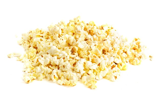 Chicchi di popcorn salati su fondo bianco