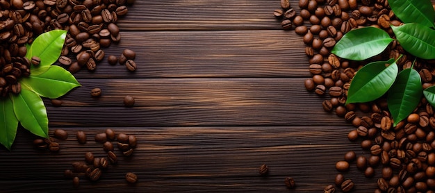 Chicchi e foglie di caffè su fondo di legno Vista dall'alto